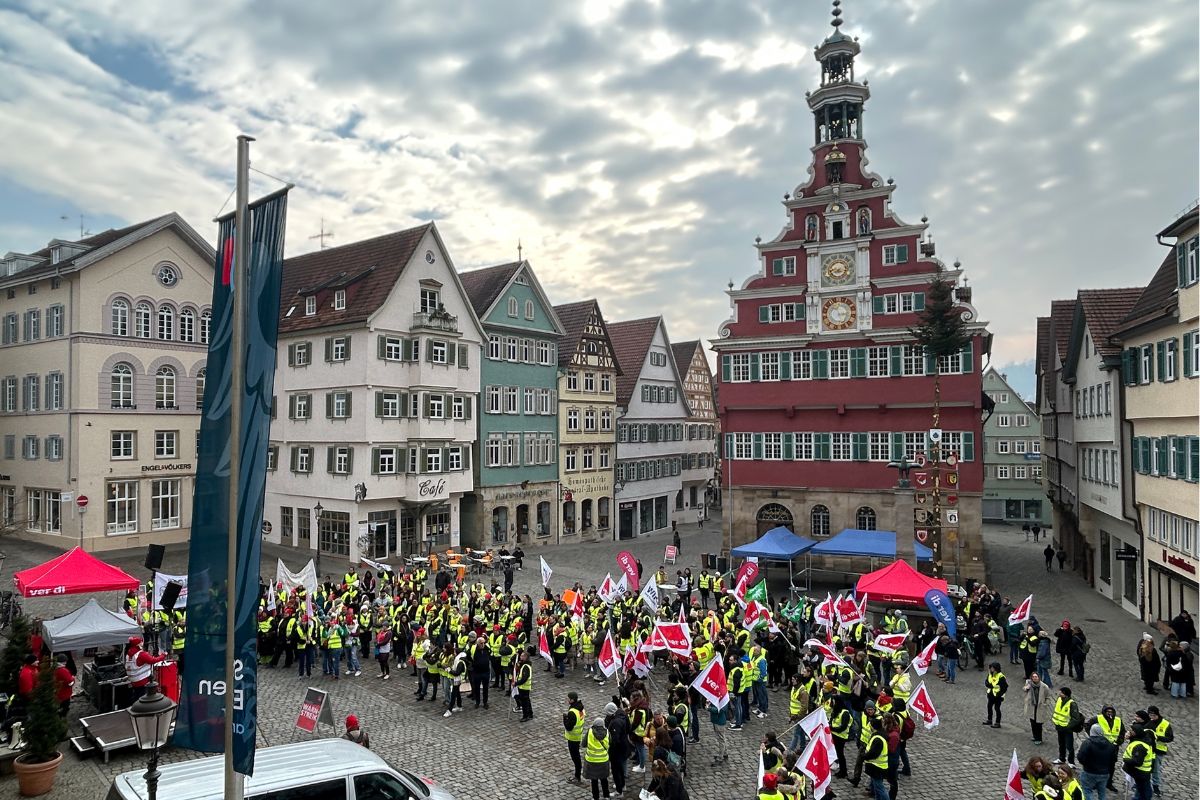 Beschäftigte streiken auf dem Rathausplatz