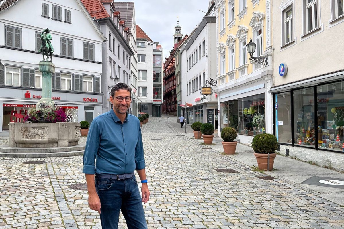 OB Matthias Klopfer steht am Postmichelbrunnen in der Esslinger Altstadt