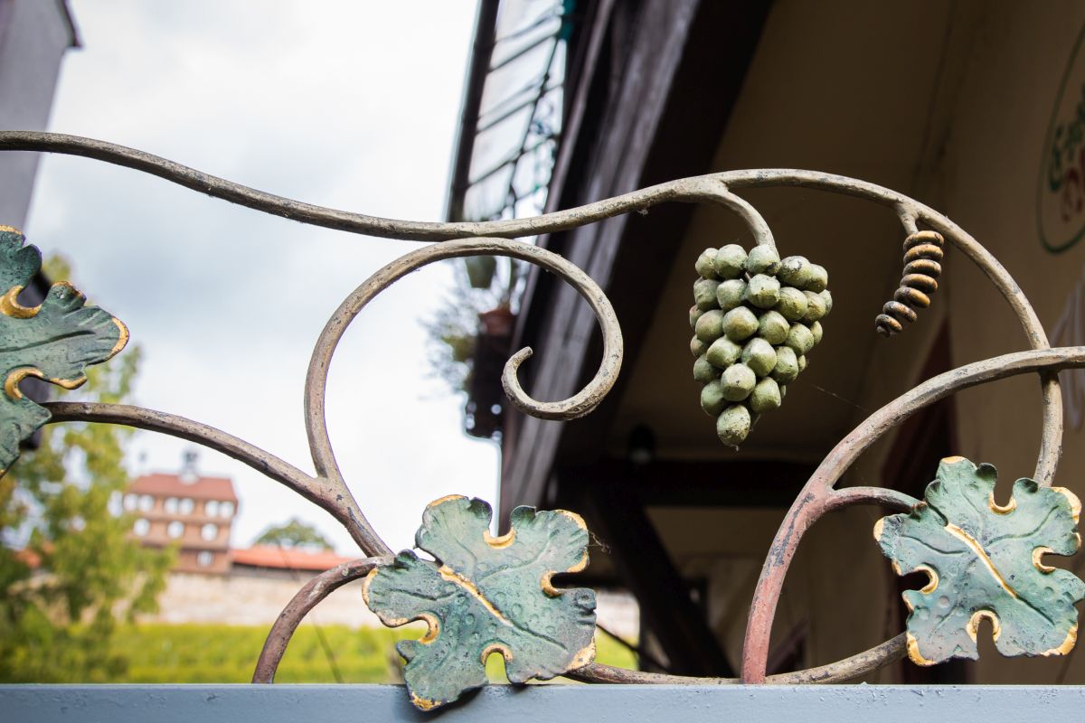 Esslinger Herbst Schmiedeeisernes Tor in der Heugasse: Traube und Blätter