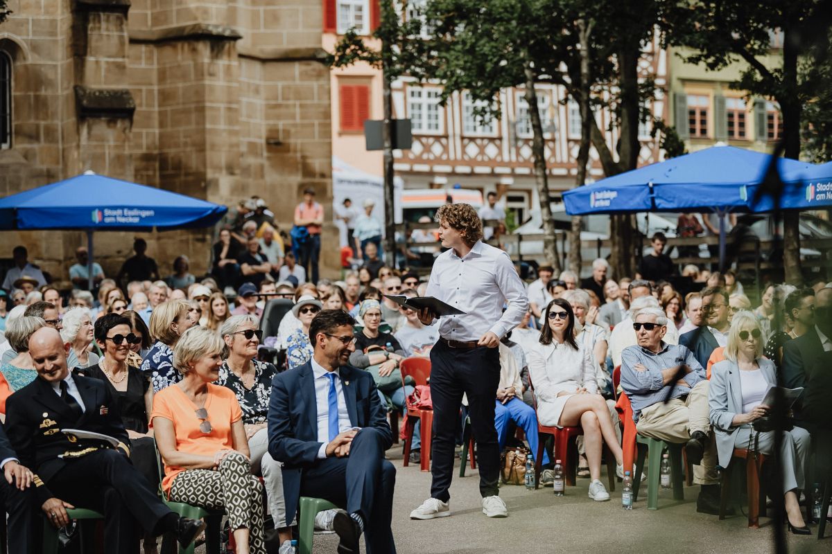 Philipp Falser während der Performance im Publikum