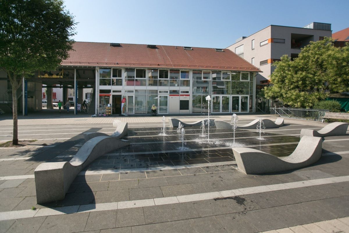 Das Mehrgenerationen- und Bürgerhaus von außen, mit Springbrunnen